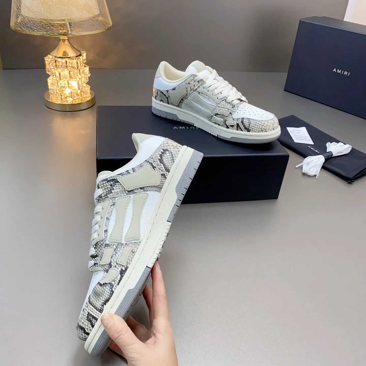 p580🐮🐮AMIRI Couple Style👑 The latest The Pacific Series Couple Style💀🦴Bone Stars Casual Sports Shoes Skateboard Shoes✔️ AMIRI's Pacific shoes are a sneaker that combines luxury and street style. Many celebrities and Internet celebrities have the same style. Its design and workmanship are very exquisite. Made of high-grade cow leather, soft to the touch and highly durable. 💎Fabrics: Original custom imported first-layer cowhide 💎Inner lining: Original customized breathable mesh 💎Foot: Original injection molded one-piece, comfortable, wear-resistant and not tiring for feet 💎Outsole: Original 1:1 molded three-color sole Original outsole 💎Sole thickness: 3CM 💎Size: Female 35-40 Male 39-46 💎Price; Top version 👑Special remarks Remark: (Female size 34 40 . Men's sizes 38 45 46 are customized and cannot be returned or exchanged. Please note when ordering! Thank you🤝🤝